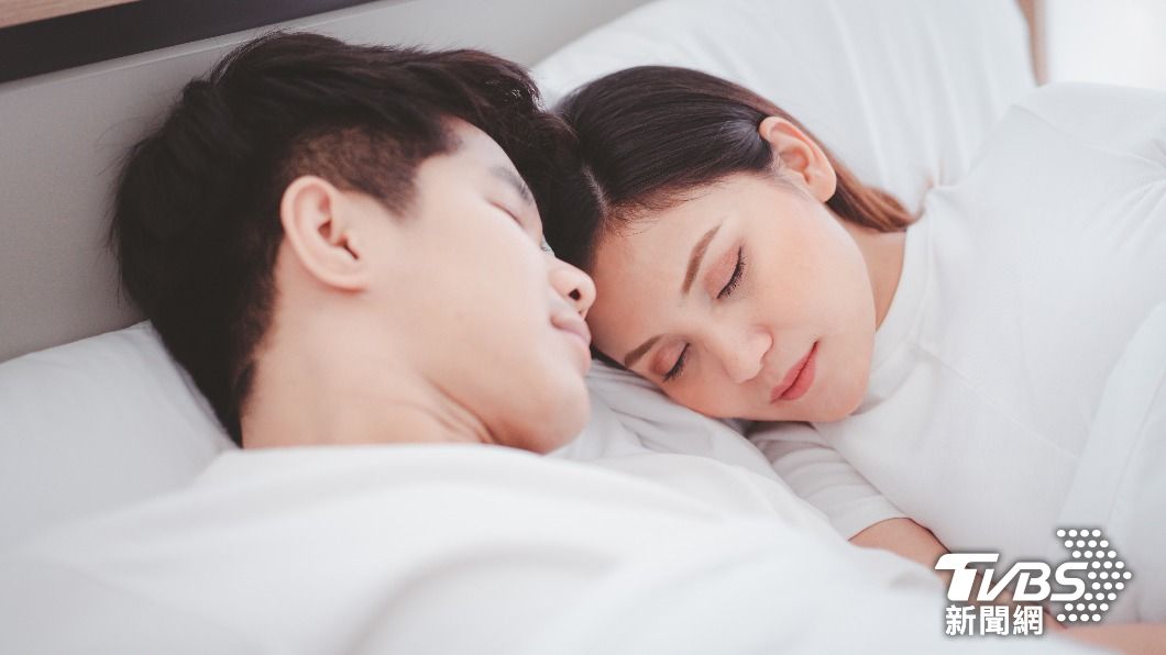 她問「幾歲跟另一半同居」? 過來人1原因搖頭:結婚再考慮