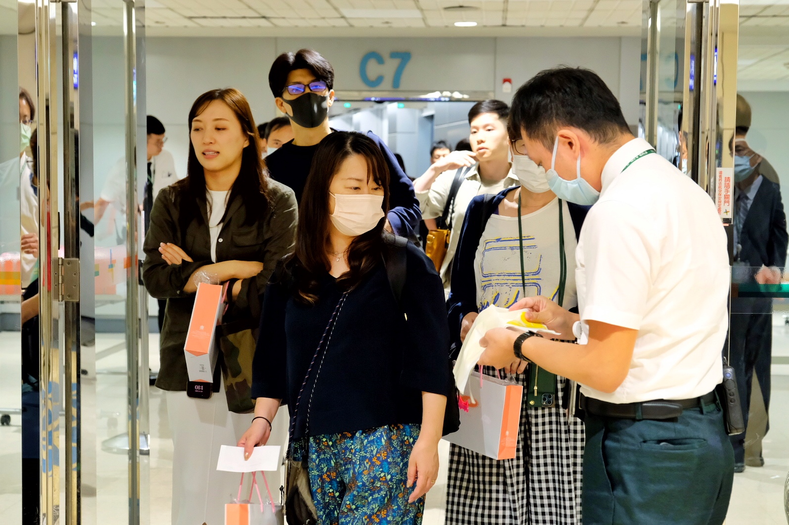長榮班機日本遭擦撞 140名旅客凌晨抵台