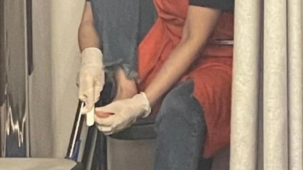 消費者目睹店長摳完腳皮後沒洗手,直接製作咖啡。(圖/翻攝自推特)