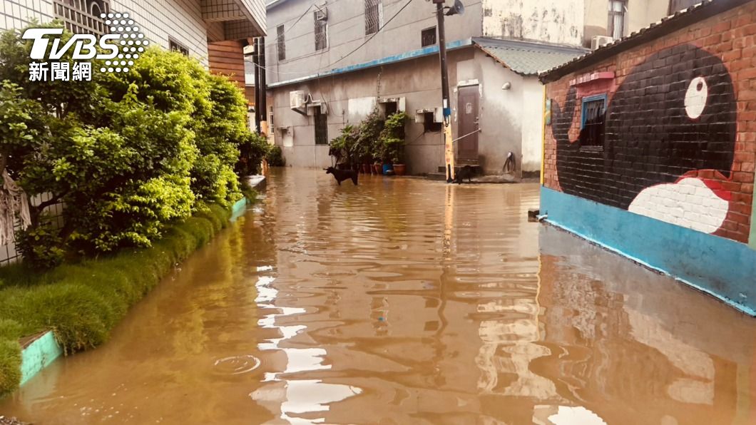 水淹40公分!嘉義暴雨「全村泡黃水」 民眾赤腳搬家具