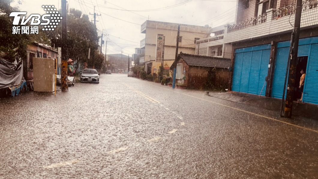 嘉義新港降下大雨。（圖／北崙村長蔡秀芳提供）