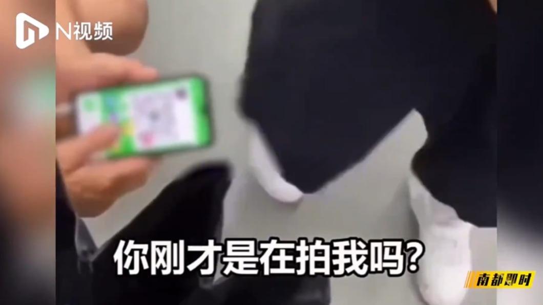 女大生懷疑阿伯偷拍她。(圖/翻攝自微博)