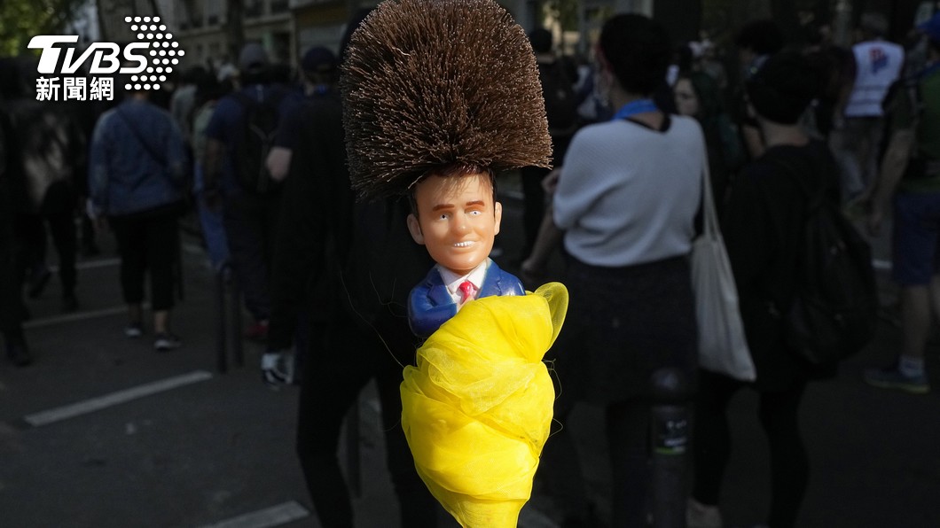 抗議民眾將法國總統馬克宏的形象製作成塑膠馬桶刷，表達對年金改革的強烈不滿。（圖／達志影像美聯社資料畫面）