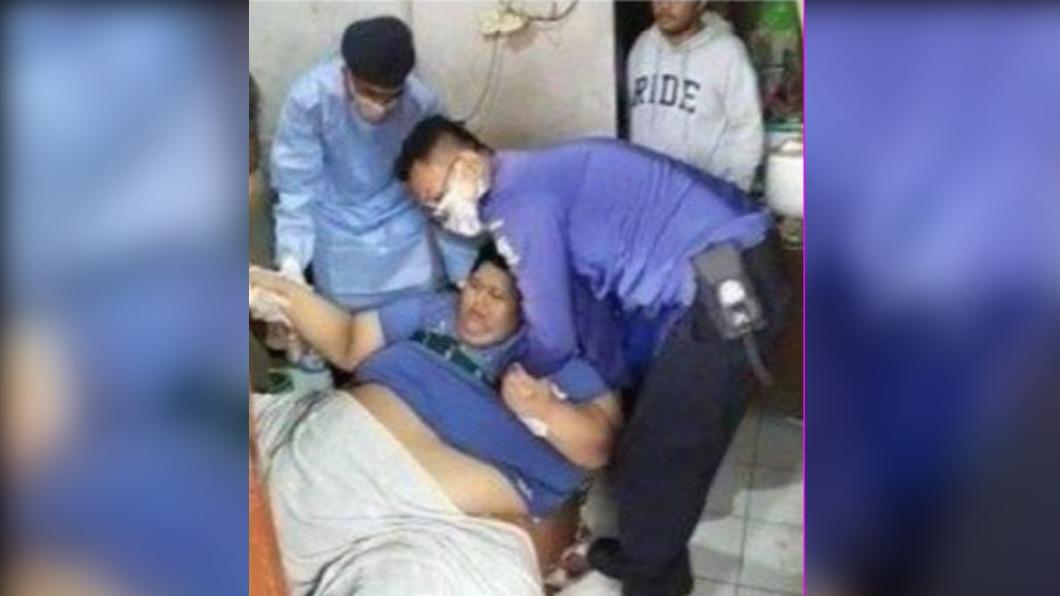 印度一名27歲男子法吉里(Muhammad Fajri)身材肥胖,體重將近300公斤。(圖/翻攝自推特)