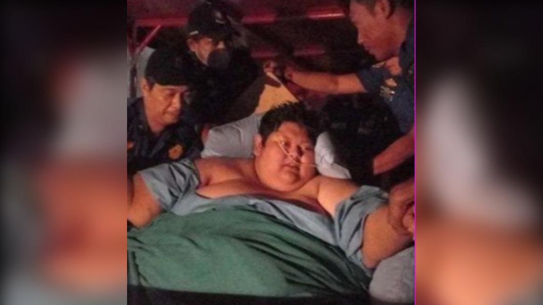 300公斤胖男要送醫! 消防員出動卡車花2小時才運上車
