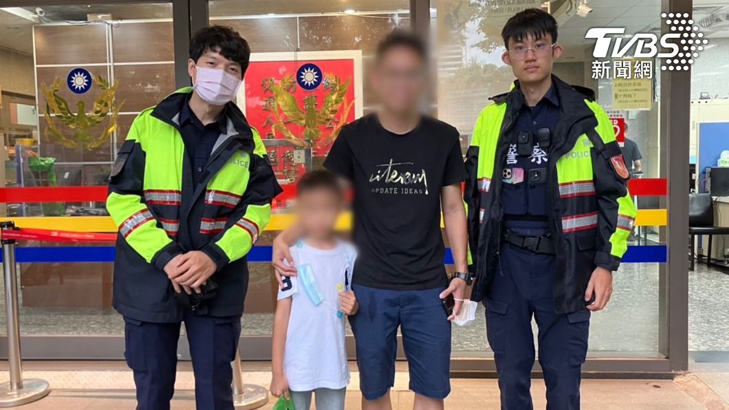 新加坡籍父感謝台灣警找回兒子。(圖/TVBS)