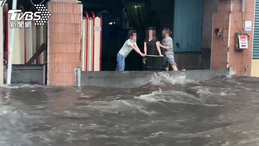 暴雨炸高雄!前鎮這條路「開車如開船」 海波浪畫面曝