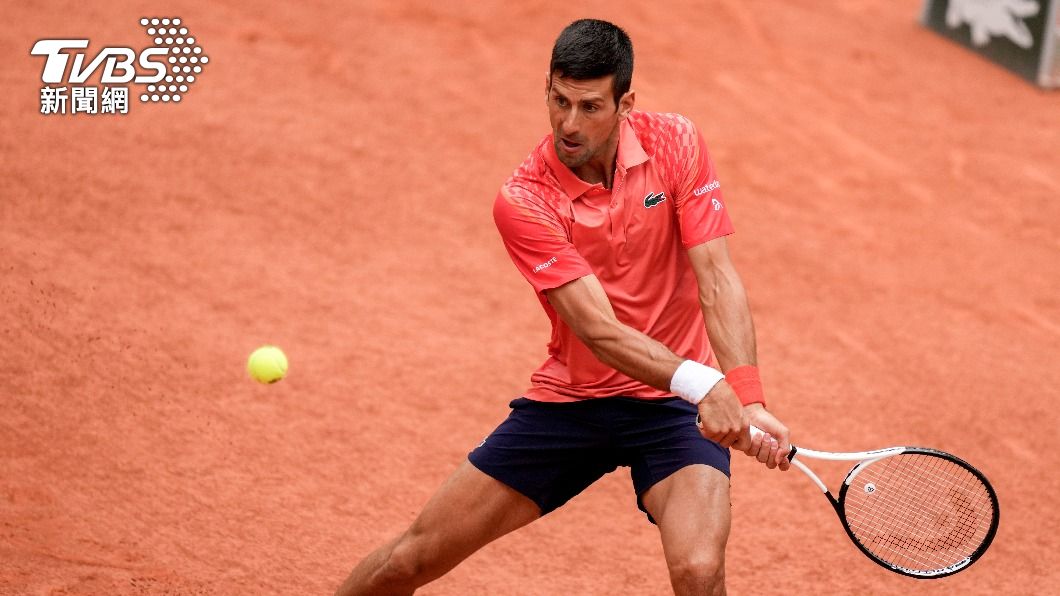 Djokovic第一盤在搶七決勝局中獲勝,第二盤又率先破發,很快地奠定比賽走向。(圖/達志影像美聯社)