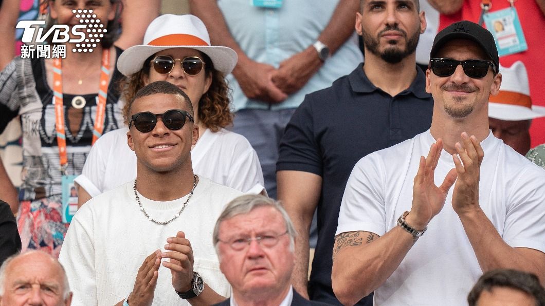 法國天才前鋒姆巴佩(Kylian Mbappé )和今年高掛球鞋的瑞典足壇傳奇伊布(Zlatan Ibrahimović)也到場觀賽。(圖/達志影像路透社)