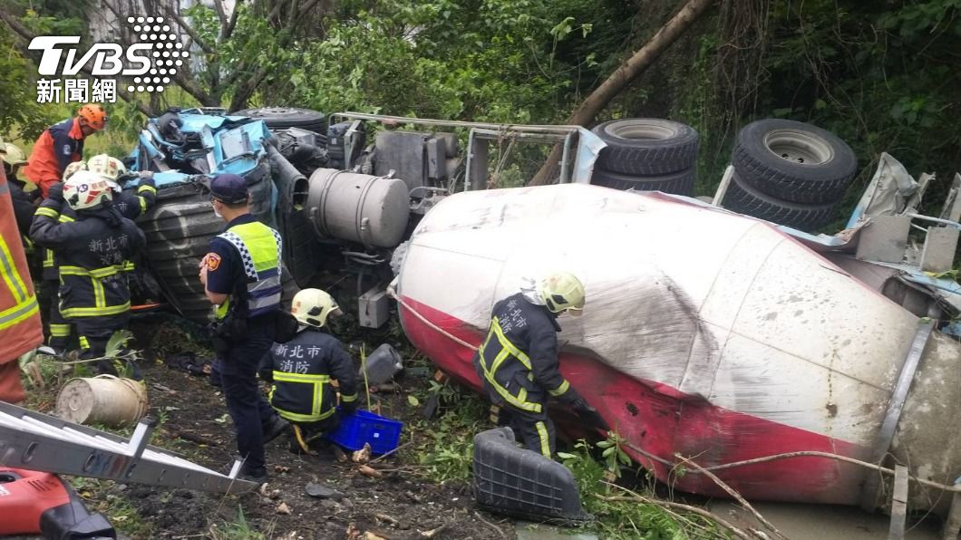 國三北水泥預拌車翻覆 27歲女駕駛「救出無生命跡象」