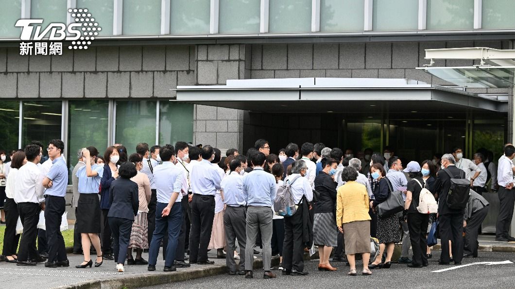 奈良地院門口擠滿疏散的職員與民眾。(圖/達志影像美聯社)