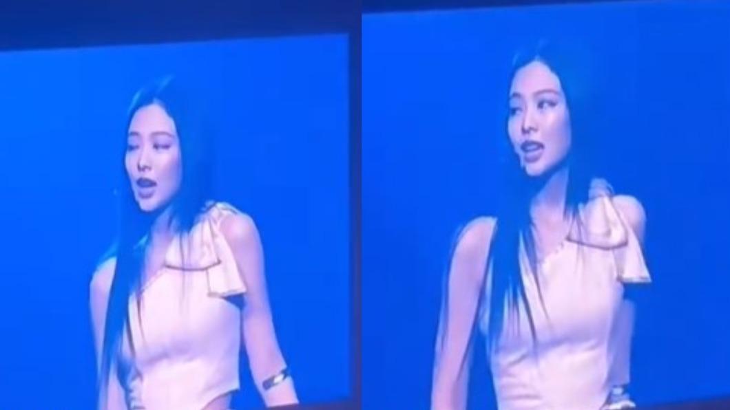 Jennie手上貼著OK繃，疑似下台吊點滴治療。（圖／翻攝自微博）
