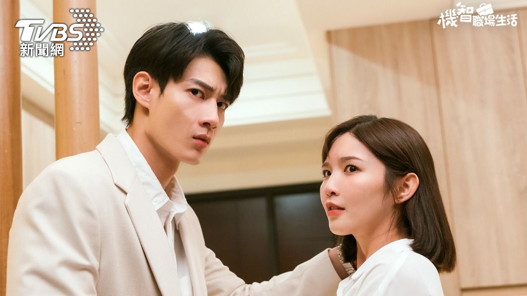 黃柏峰(左)、馮容潔開心同居,家中卻來了一批不速之客。(圖/TVBS)