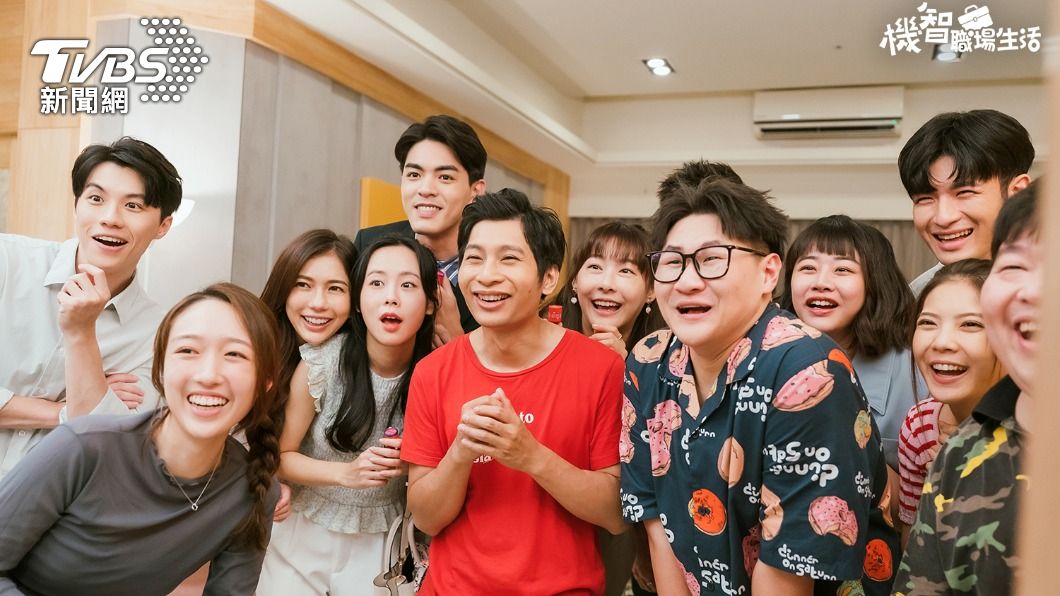 眾人齊聚黃柏峰、馮容潔家中,慶祝兩人正式同居。(圖/TVBS)