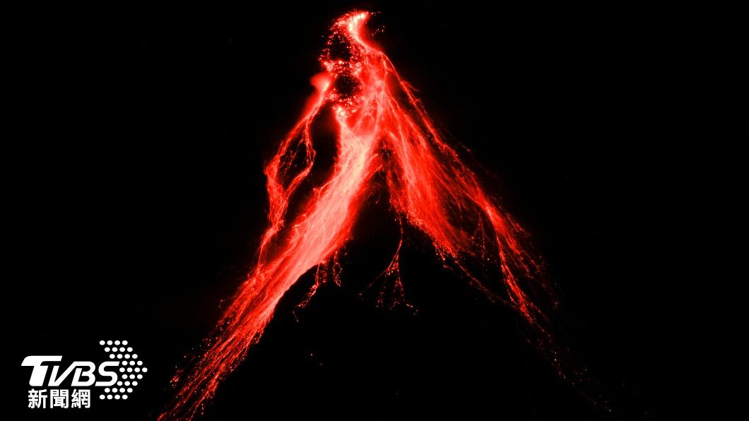 有片/菲律賓最大活火山「馬榮」噴發 1.3萬人緊急撤離