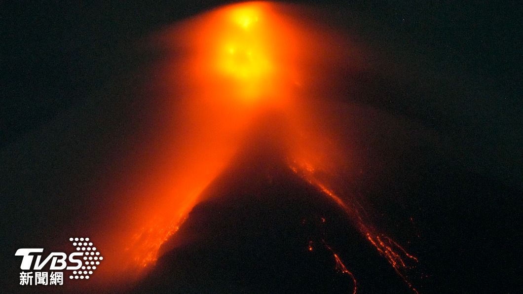 菲律賓最活躍的「馬榮」活火山噴發,1.3萬人緊急撤離。(圖/達志影像美聯社)