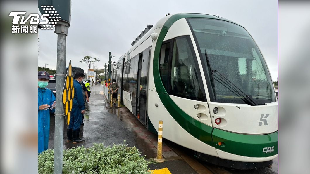 列車與行人發生擦撞,輕軌一度停駛。(圖/高捷公司提供)