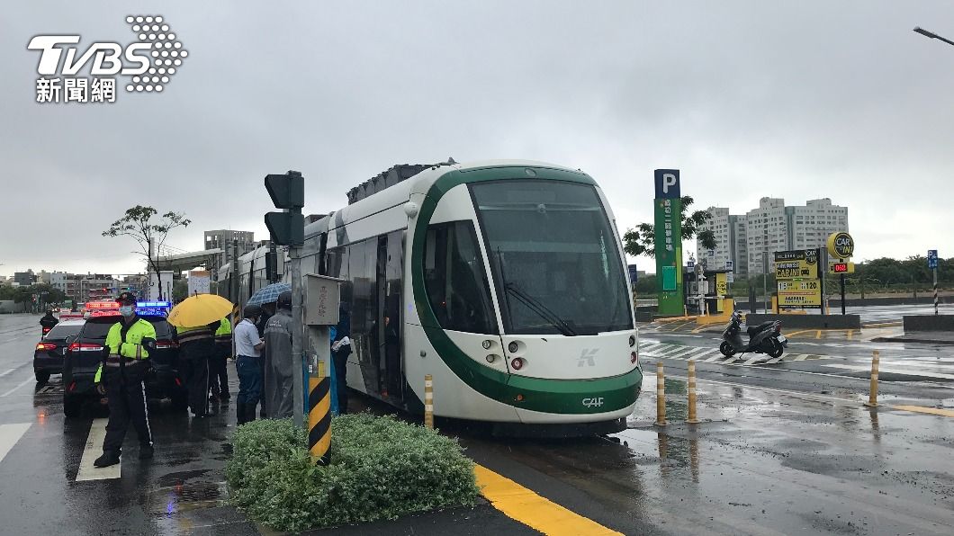 高雄輕軌又撞! 不是撞車 而是撞到行人「左手臂」