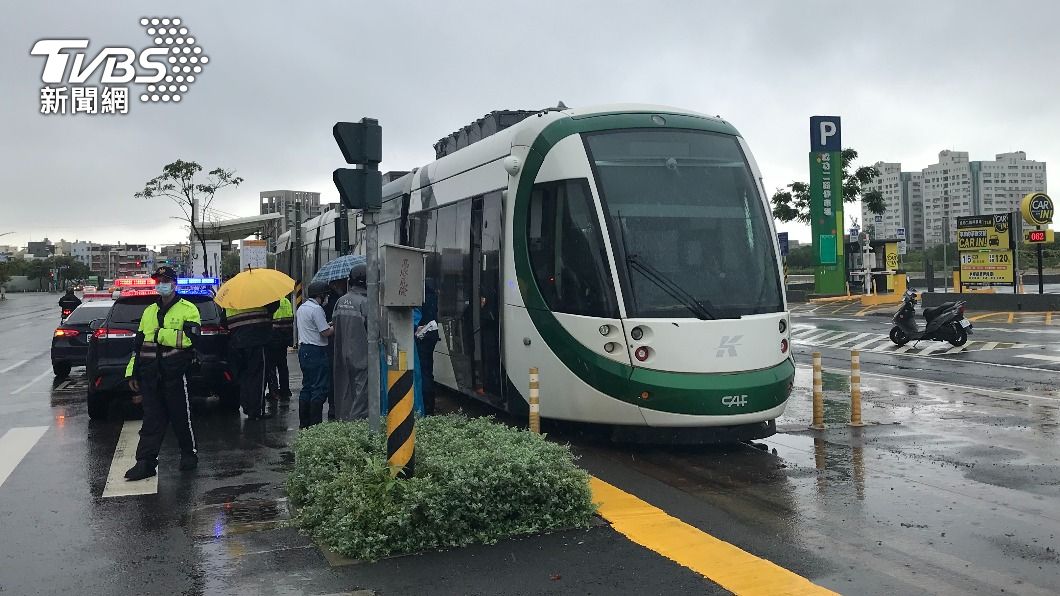 列車與行人發生擦撞,輕軌一度停駛。(圖/警方提供)