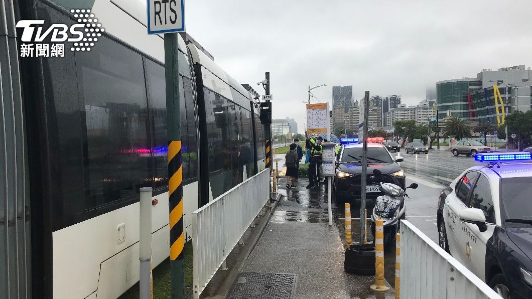 列車與行人發生擦撞,輕軌一度停駛。(圖/警方提供)
