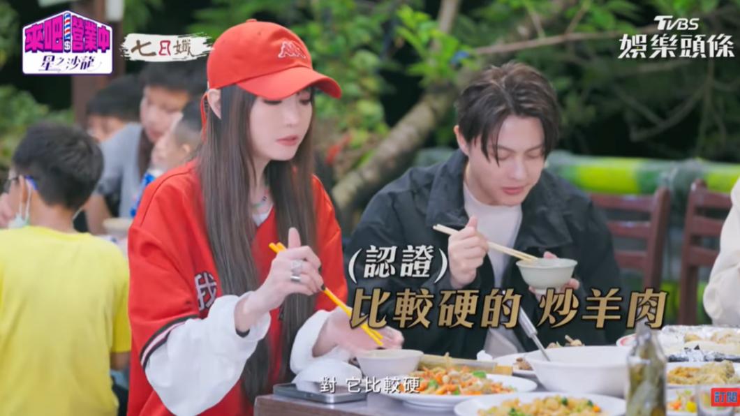 王子分享口感就是比較硬一點的炒羊肉,謝金燕試嘗後也表示贊同。(圖/TVBS)