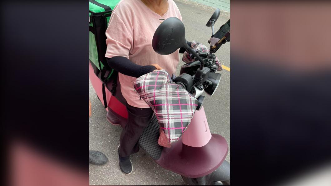 遇到80歲老奶奶外送員問路 網紅不捨落淚:很想載她!