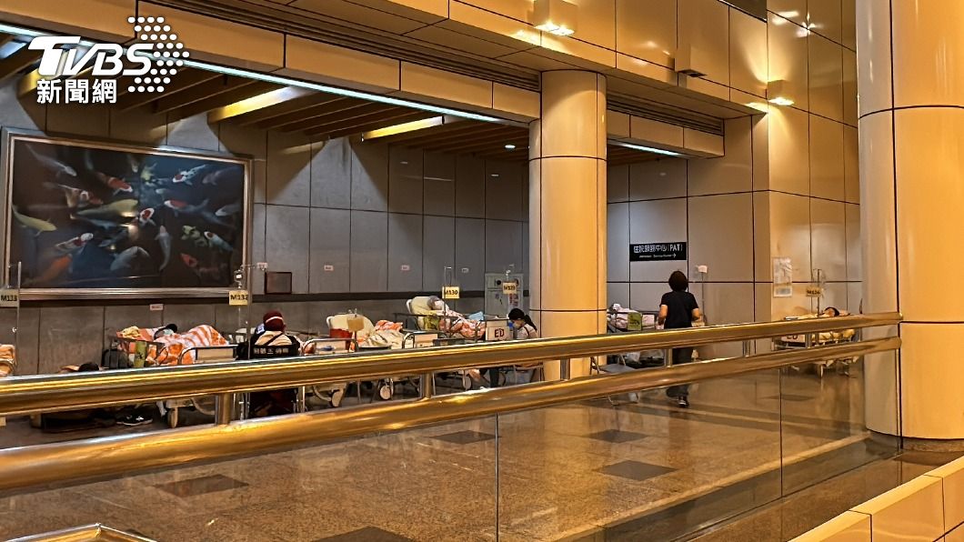 直擊/台大醫院整排患者睡大廳等24小時 家屬:以前頂多在走道