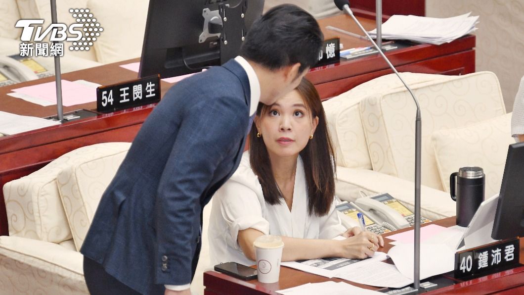 圖/鍾沛君淚控朱學恒後立馬上質詢台 蔣萬安上前關心