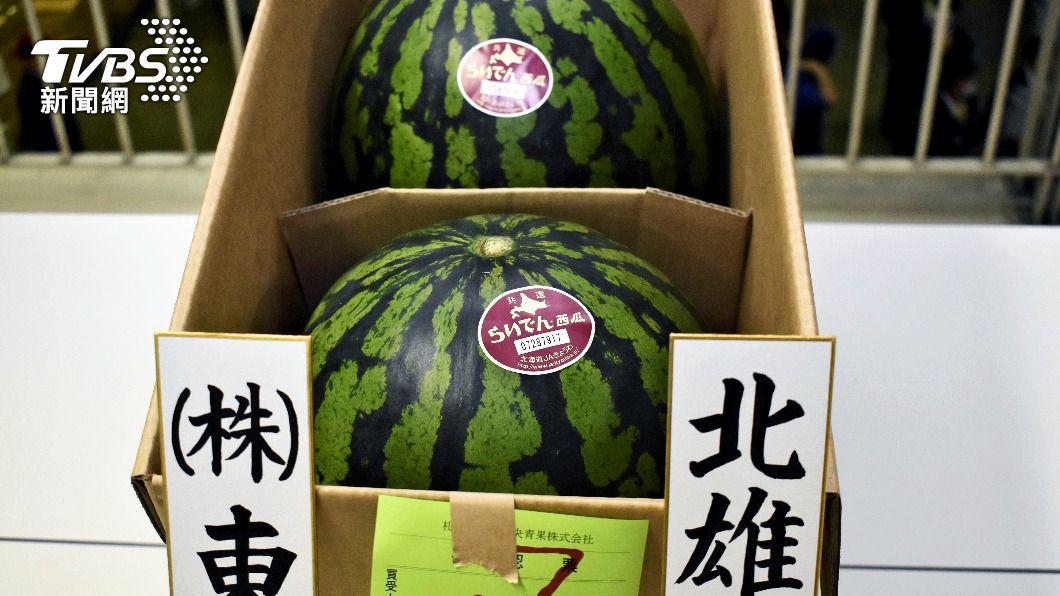 捨得吃嗎？日本高級西瓜拍出史上最高價　2顆要價近8萬