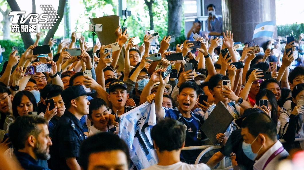 熱情粉絲聚集在梅西和隊友下榻的飯店樓下。(圖/達志影像歐新社)