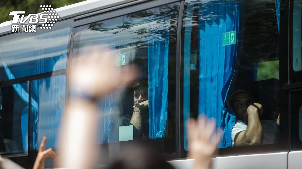 球迷朝球隊搭乘的巴士招手。(圖/達志影像歐新社)