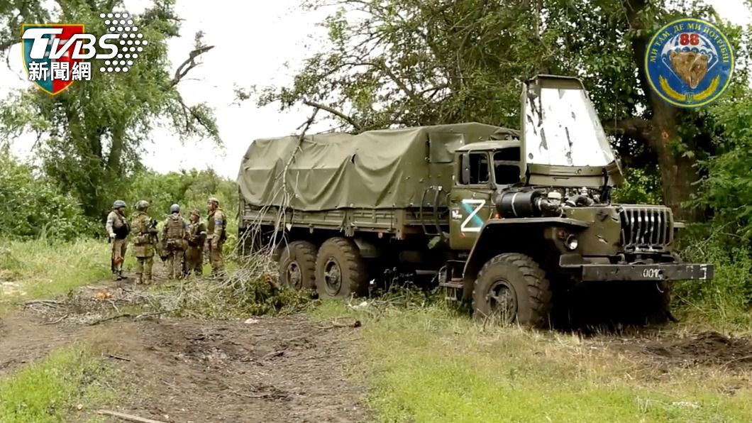 在被解放的斯托羅熱夫村內,烏克蘭軍人站在一台毀損的戰車旁。(圖/達志影像路透社)