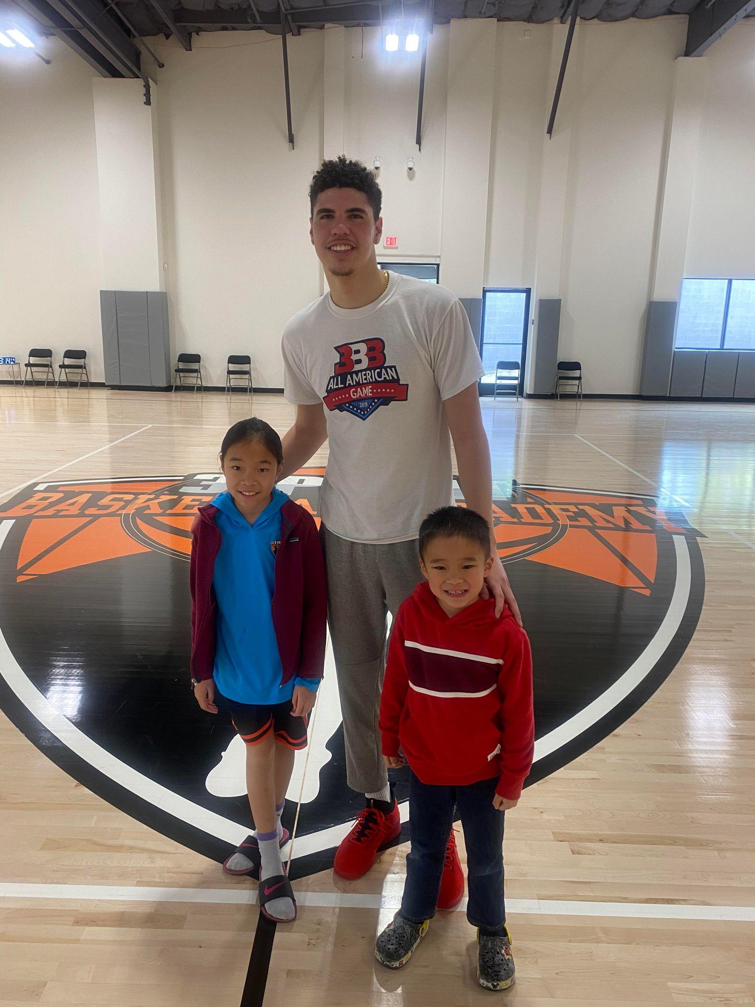 楊玉明一對兒女也在籃球班上課,NBA球星也會來練球。(圖/楊玉明提供)