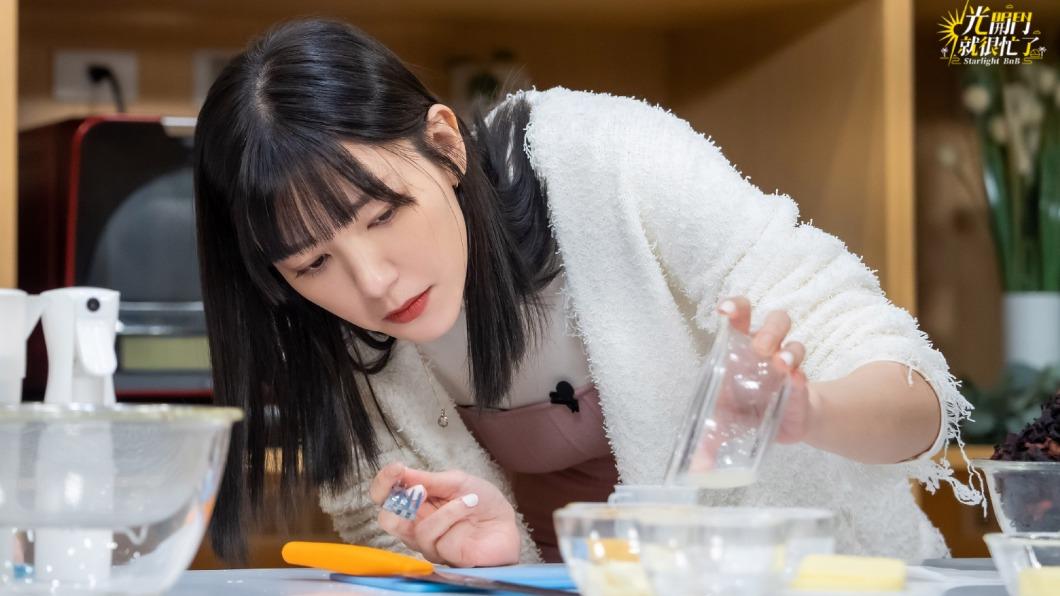 郭雪芙負責製作甜點。（圖／TVBS）
