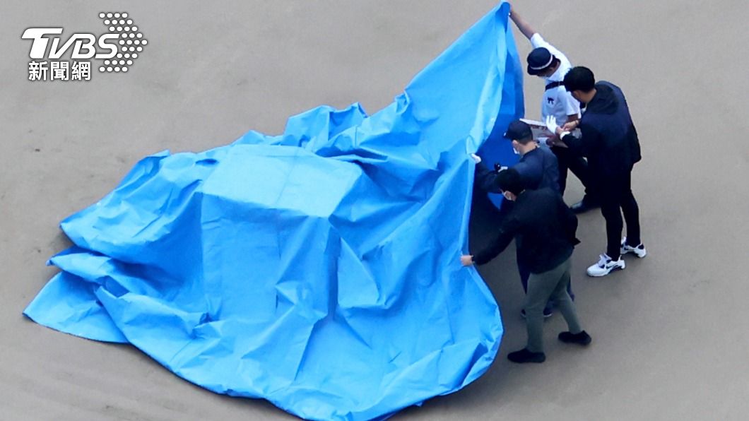 警方將可疑物體疑出奈良地院。(圖/達志影像美聯社)