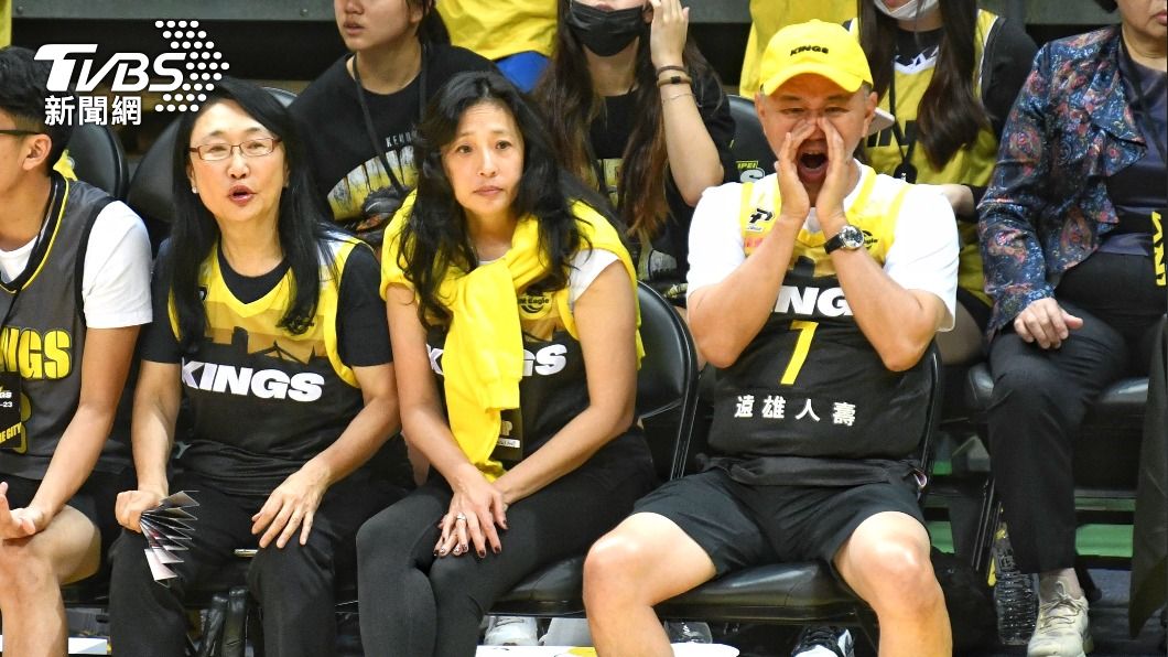 新北國王搶聽牌,董事長王文祥、宏達電董事長王雪紅都來到現場。(圖/胡瑞麒攝)