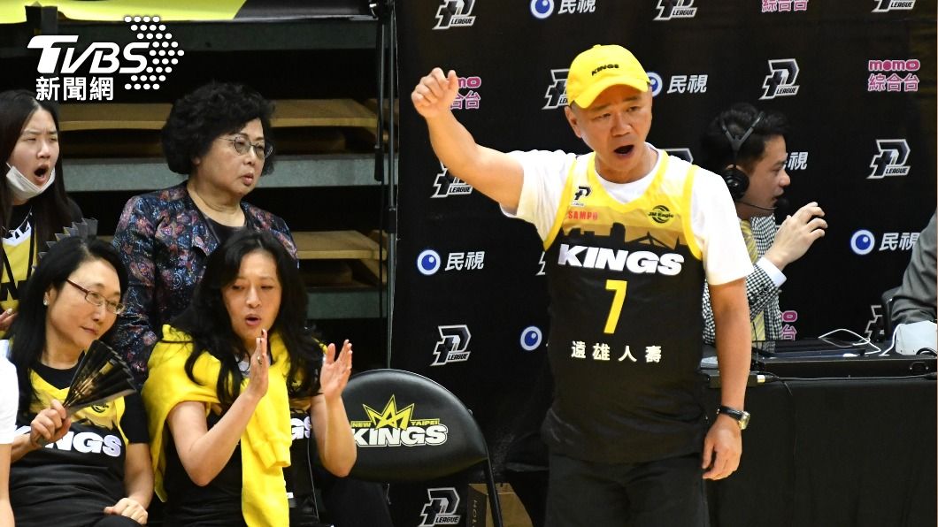 新北國王董事長王文祥激情幫球隊加油。(圖/胡瑞麒攝)