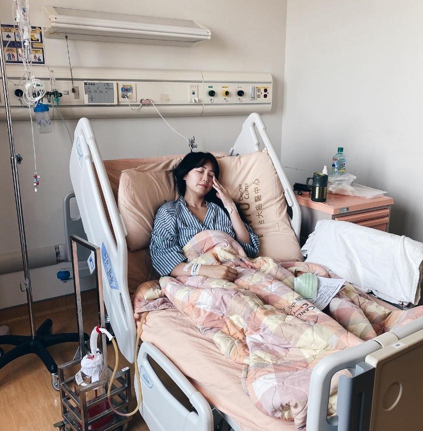 雅薇近期貼出病床照。(圖/翻攝自雅薇IG)