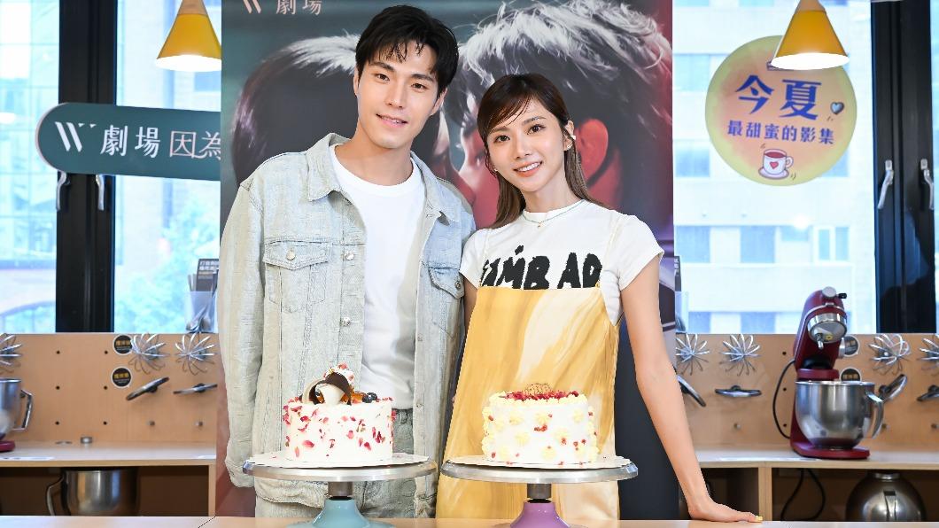 唐振剛(左)、蔡黃汝在劇中飾演兄妹。(圖/時創影業提供)