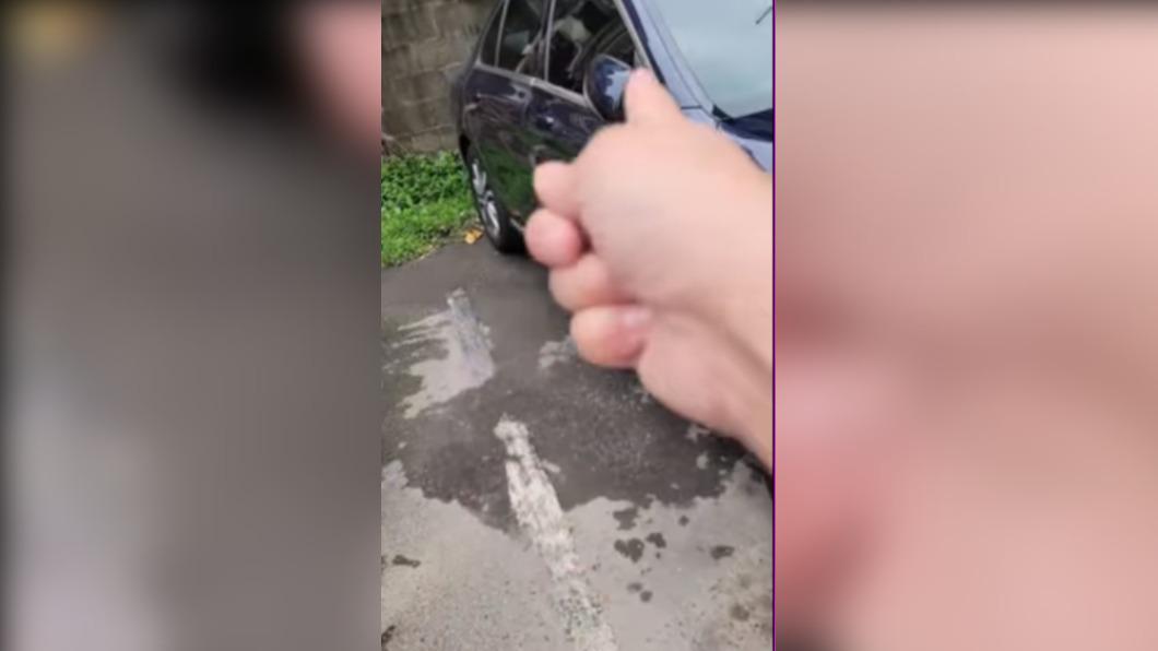 一台藍色的車子歪斜停放,導致車輛右側的停車格空間被壓縮。(圖/翻攝自黃子佼臉書)