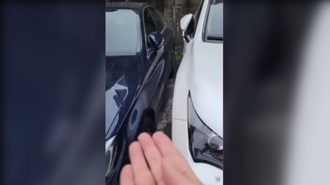 黃子佼在停車場看到1台車停2格。(圖/翻攝自黃子佼臉書)