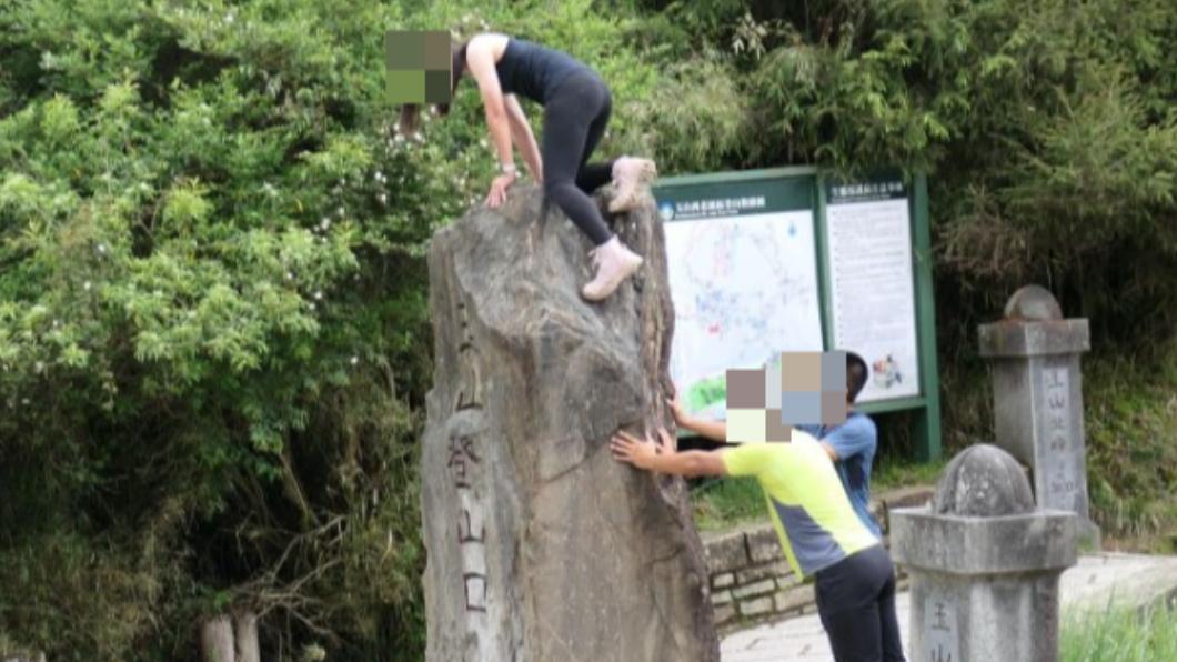 犯登山者大忌!女攀爬「玉山登山口石碑」挨轟 玉管處回應了