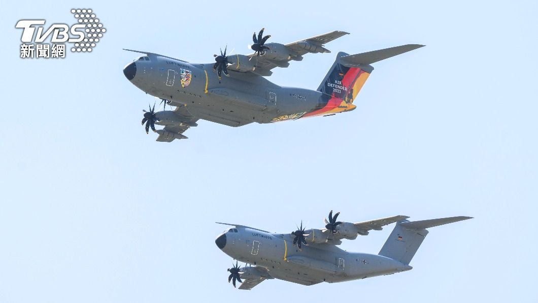 德國空軍的兩架A400M飛機,在德國文斯托夫的文斯托夫空軍基地上空進行「空中捍衛者23」演習。(圖/達志影像美聯社)