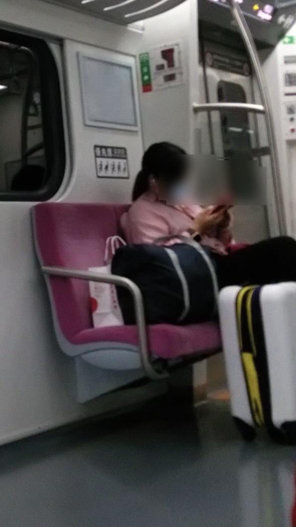 網友批評女乘客座位放行李是自私行為,引來網友撻伐。(圖/翻攝自爆怨公社)