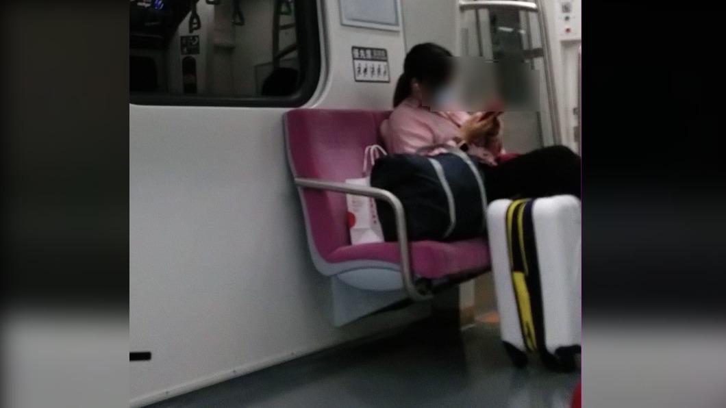 不爽女乘客行李放博愛座!他怒轟自私 秒遭「空曠車廂照」打臉