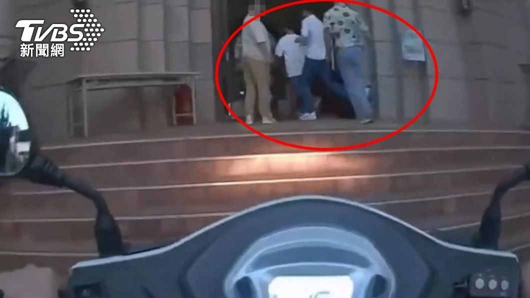 3人見到員警上前逃進教堂內。（圖／TVBS）