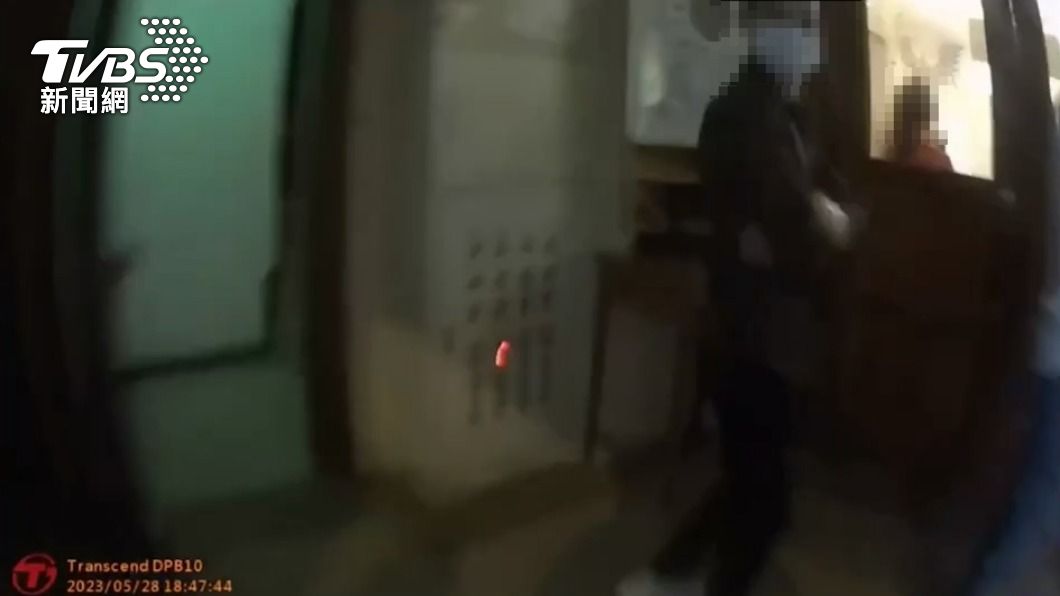 警方表示未進入右邊彌撒場地，而是在樓梯間抓移工。（圖／TVBS）