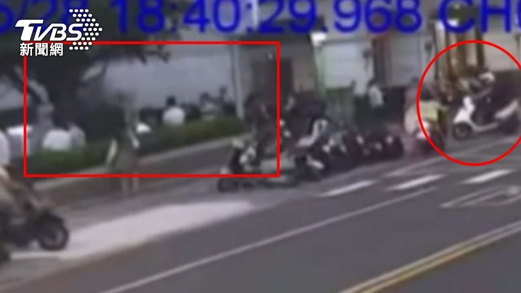 員警騎機車靠近，路邊逃逸移工徒步逃進教堂。（圖／TVBS）