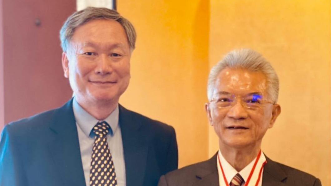 蔡清彥(右)是鄭明典(左)氣象啟蒙老師。(圖/翻攝自鄭明典臉書)