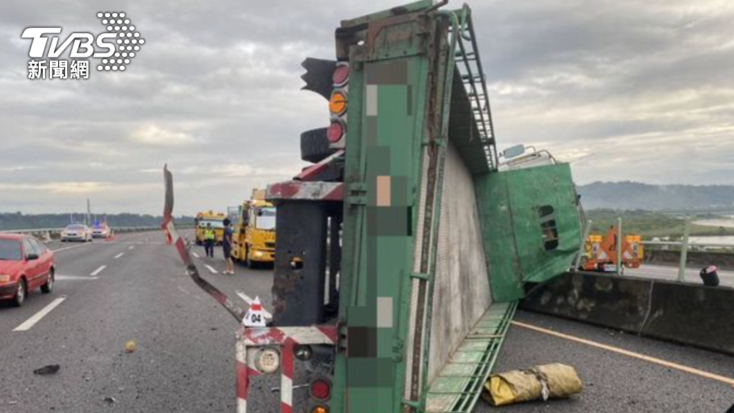 國3竹山段轎車追撞起火燒成廢鐵! 貨車側翻卡分隔島